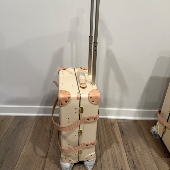 Globe-trotter Luggage- Carry-On - 4 Wheels - Ivory - Picture 4 of 11